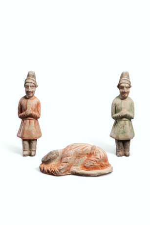 THREE PAINTED POTTERY FIGURES - Foto 1