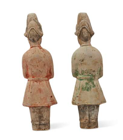 THREE PAINTED POTTERY FIGURES - фото 2