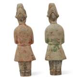 THREE PAINTED POTTERY FIGURES - Foto 2