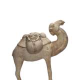 A PAINTED POTTERY FIGURE OF A CAMEL - Foto 2