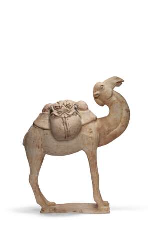 A PAINTED POTTERY FIGURE OF A CAMEL - photo 2