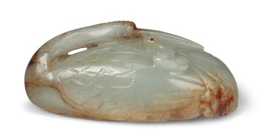 A PALE GREENISH-WHITE AND RUSSET JADE CARVING OF A RECUMBENT CRANE - фото 2