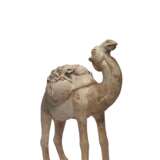 A PAINTED POTTERY FIGURE OF A CAMEL - Foto 3
