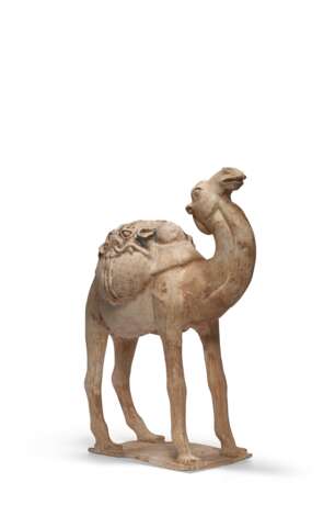 A PAINTED POTTERY FIGURE OF A CAMEL - Foto 3