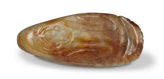 A PALE GREENISH-WHITE AND RUSSET JADE CARVING OF A RECUMBENT CRANE - photo 4