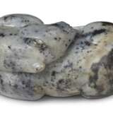 A BLACK-SPECKLED GREY JADE FIGURE OF A RECUMBENT HORSE - photo 3