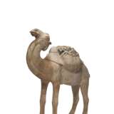 A PAINTED POTTERY FIGURE OF A CAMEL - Foto 4