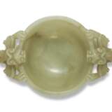A PALE GREENISH-WHITE JADE CUP WITH `CHILONG' HANDLES - Foto 3