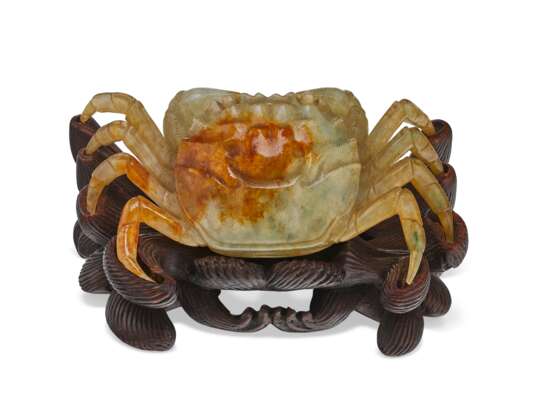A SMALL JADEITE CARVING OF A CRAB - Foto 1