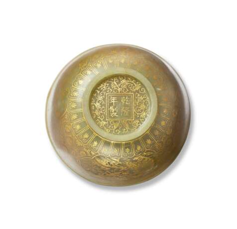 A GILT-DECORATED PALE GREEN JADE BOWL - фото 4