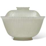 A WHITE JADE MUGHAL-STYLE BOWL AND COVER - Foto 1
