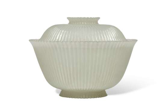 A WHITE JADE MUGHAL-STYLE BOWL AND COVER - Foto 1