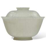A WHITE JADE MUGHAL-STYLE BOWL AND COVER - photo 2
