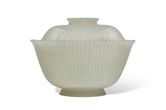 A WHITE JADE MUGHAL-STYLE BOWL AND COVER - Foto 2