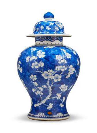 A BLUE AND WHITE BALUSTER JAR AND A COVER - фото 1