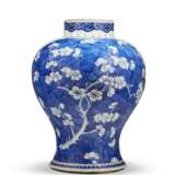 A BLUE AND WHITE BALUSTER JAR AND A COVER - фото 2