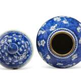 A BLUE AND WHITE BALUSTER JAR AND A COVER - фото 3