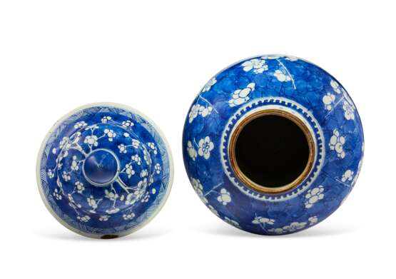 A BLUE AND WHITE BALUSTER JAR AND A COVER - Foto 3