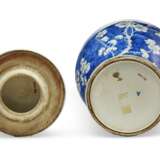 A BLUE AND WHITE BALUSTER JAR AND A COVER - фото 4