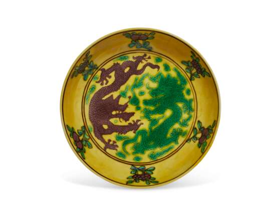 A SMALL YELLOW-GROUND AUBERGINE AND GREEN-ENAMELED 'DRAGON' DISH - фото 1