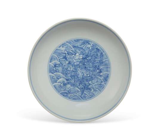 A BLUE AND WHITE 'DRAGON' DISH - photo 1