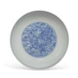 A BLUE AND WHITE 'DRAGON' DISH - photo 1