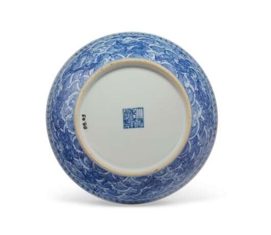 A BLUE AND WHITE 'DRAGON' DISH - photo 2