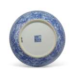 A BLUE AND WHITE 'DRAGON' DISH - photo 2