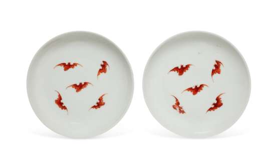 A SMALL PAIR OF FAMILLE ROSE `BATS' DISHES - фото 1