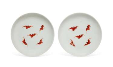 A SMALL PAIR OF FAMILLE ROSE `BATS' DISHES