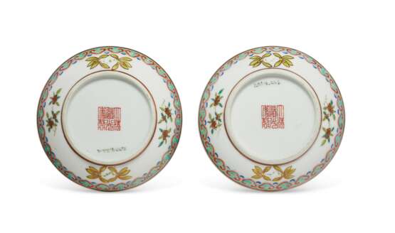 A SMALL PAIR OF FAMILLE ROSE `BATS' DISHES - Foto 2