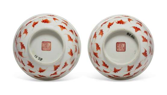 A PAIR OF IRON-RED-ENAMELED `BATS' BOWLS - фото 3