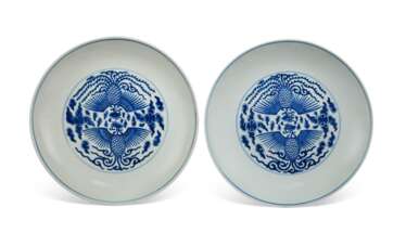 A PAIR OF BLUE AND WHITE `PHOENIX' DISHES