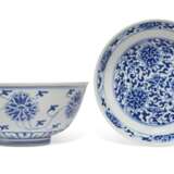 A BLUE AND WHITE BOWL AND A BLUE AND WHITE DISH - Foto 1