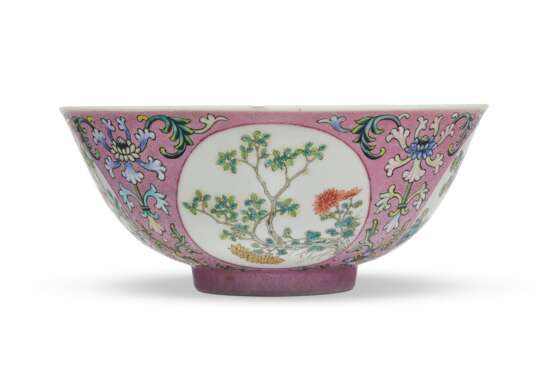 A FAMILLE ROSE PINK-GROUND SGRAFFITO 'MEDALLION' BOWL - фото 2