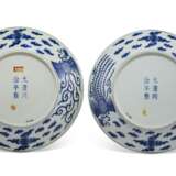 A PAIR OF BLUE AND WHITE `PHOENIX' DISHES - фото 2