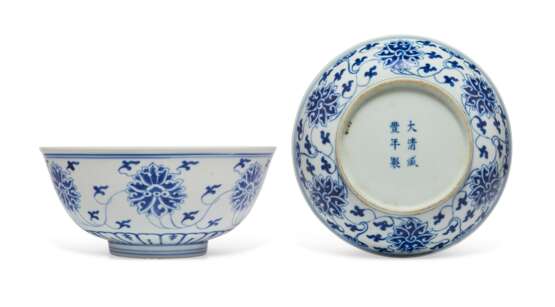 A BLUE AND WHITE BOWL AND A BLUE AND WHITE DISH - фото 2