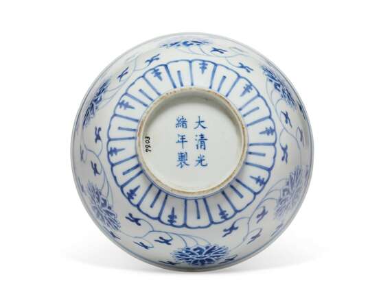 A BLUE AND WHITE BOWL AND A BLUE AND WHITE DISH - Foto 4
