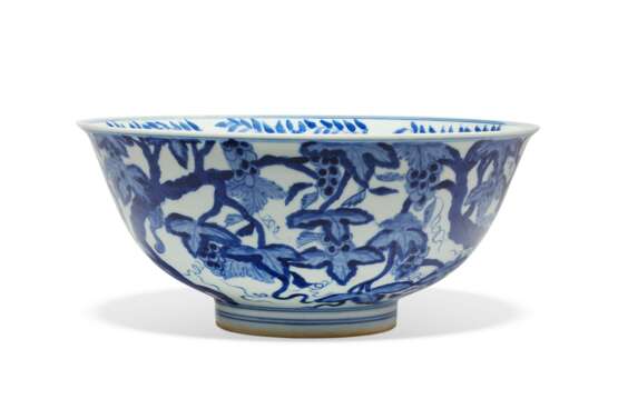 A BLUE AND WHITE `SQUIRRELS AND GRAPES' BOWL - photo 2