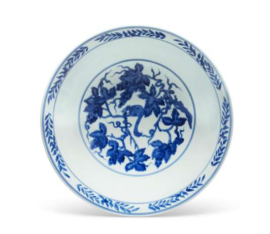 A BLUE AND WHITE `SQUIRRELS AND GRAPES' BOWL - фото 3