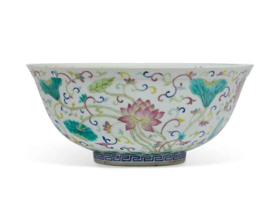 A FAMILLE ROSE AND BLUE AND WHITE `LOTUS' BOWL - фото 1