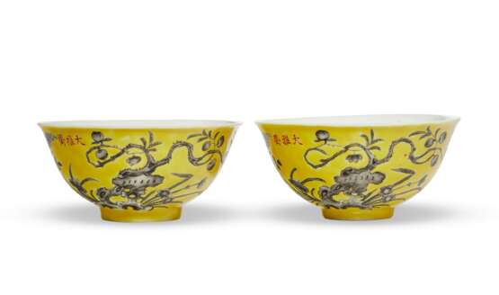 A PAIR OF DAYAZHAI GRISAILLE-DECORATED YELLOW-GROUND BOWLS - фото 1