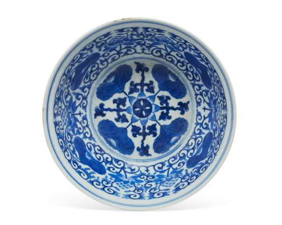 A FAMILLE ROSE AND BLUE AND WHITE `LOTUS' BOWL - Foto 3
