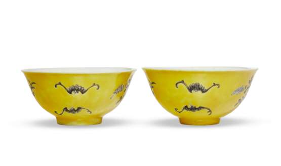 A PAIR OF DAYAZHAI GRISAILLE-DECORATED YELLOW-GROUND BOWLS - photo 2