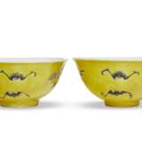 A PAIR OF DAYAZHAI GRISAILLE-DECORATED YELLOW-GROUND BOWLS - Foto 2