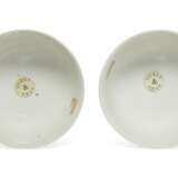 A PAIR OF DAYAZHAI GRISAILLE-DECORATED YELLOW-GROUND BOWLS - фото 3