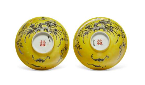 A PAIR OF DAYAZHAI GRISAILLE-DECORATED YELLOW-GROUND BOWLS - photo 4
