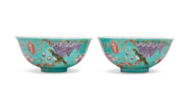 A PAIR OF FAMILLE ROSE TURQUOISE-GROUND BOWLS