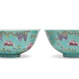 A PAIR OF FAMILLE ROSE TURQUOISE-GROUND BOWLS - фото 2
