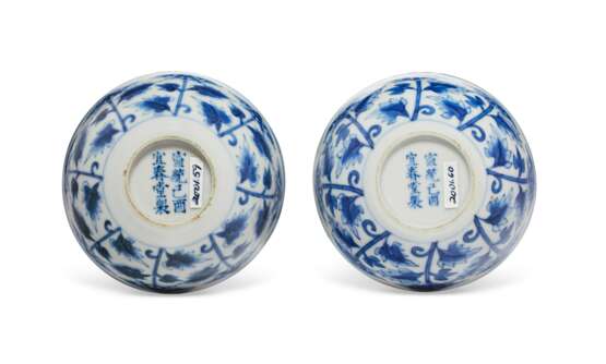 A PAIR OF BLUE AND WHITE CUPS - photo 3